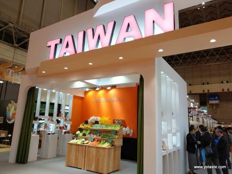 眼鏡伯芒果寄日本於千葉國際食品展台灣館展出,同時展出蜜棗寄日本,是國際級的芒果禮盒